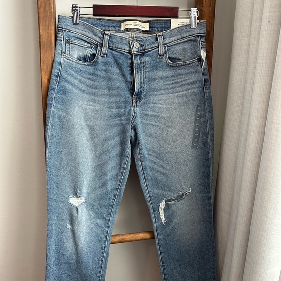 NWT GAP Straight Leg Mid Rise Jean - Picture 3 of 9